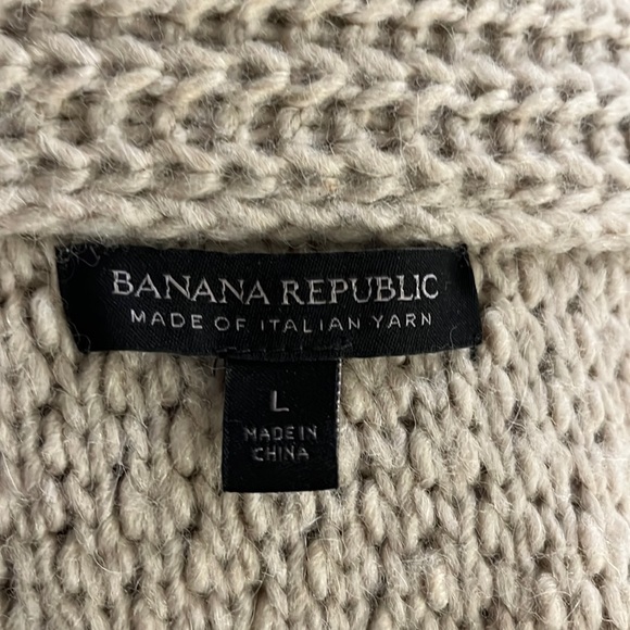 NWOT: Oatmeal colored Banana Republic heavy sweater made of Italian yarn. Size L - Picture 5 of 6